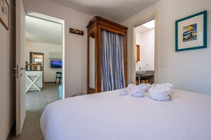 1 chambre, fer et planche à repasser