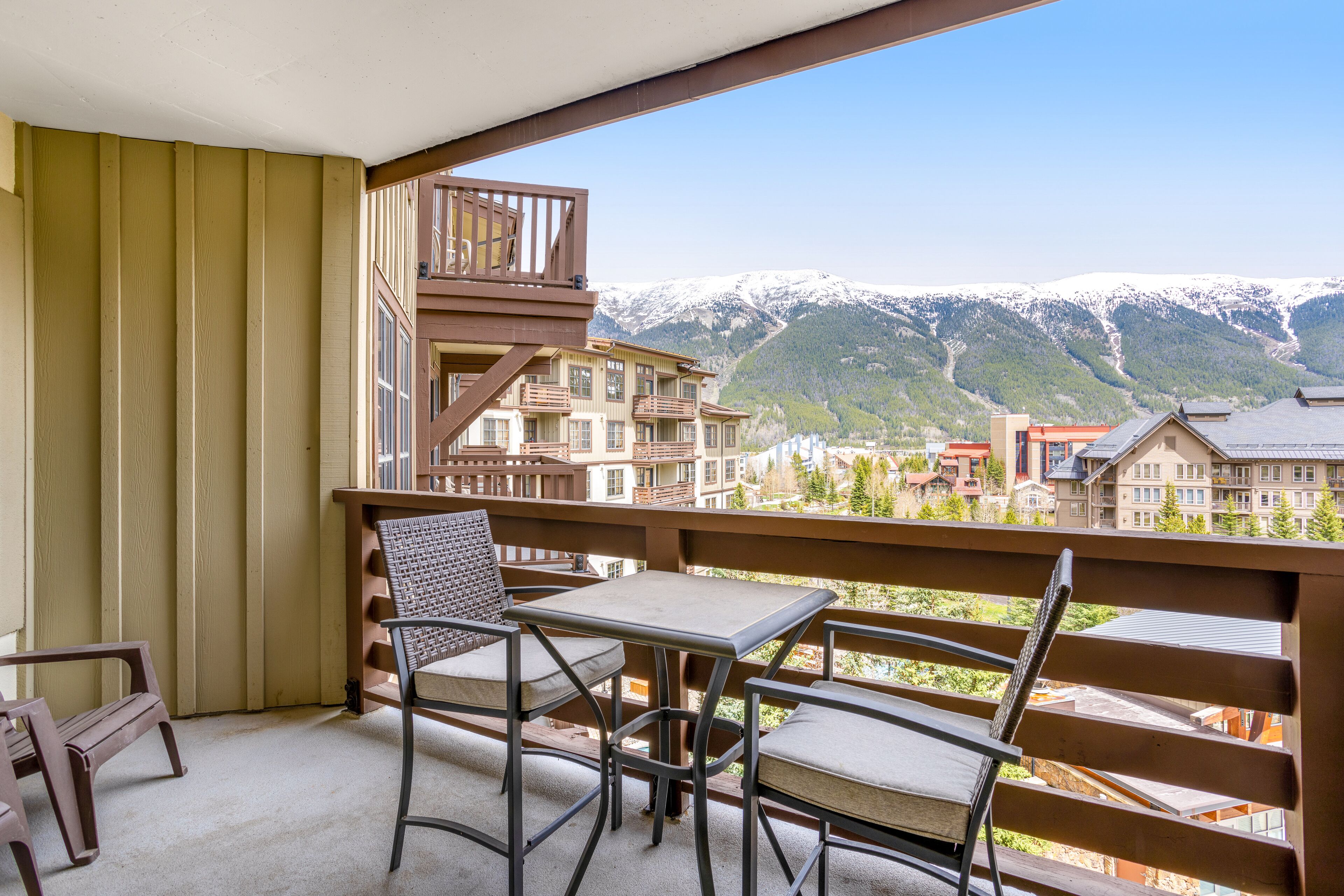 Wonderful Ski Condo W/ 3 Shared Hot Tubs, Mountains Views, Balcony & WiFi