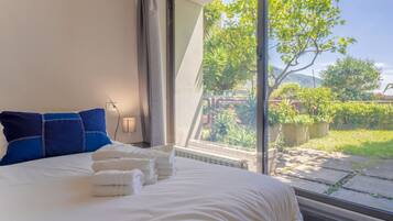 2 habitaciones y tabla de planchar con plancha