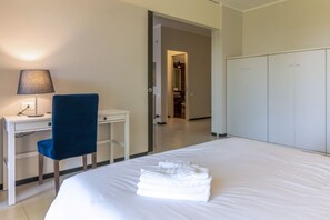 2 Schlafzimmer, Bügeleisen/Bügelbrett
