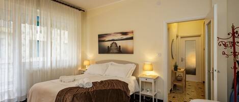 1 quarto, ferros/tábuas de passar roupa, roupa de cama