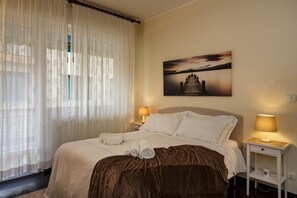 1 habitación, tabla de planchar con plancha y ropa de cama