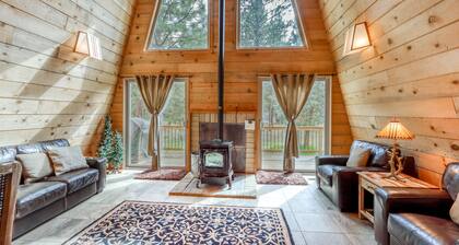 Delightful cabin with lofted layout, hot tub, modern kitchen, WiFi & shared pool