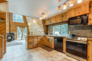 Jääkaappi, mikroaaltouuni, uuni, liesi