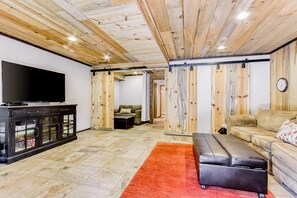 Televisio, takka, pöytätennispöytä, kirjoja