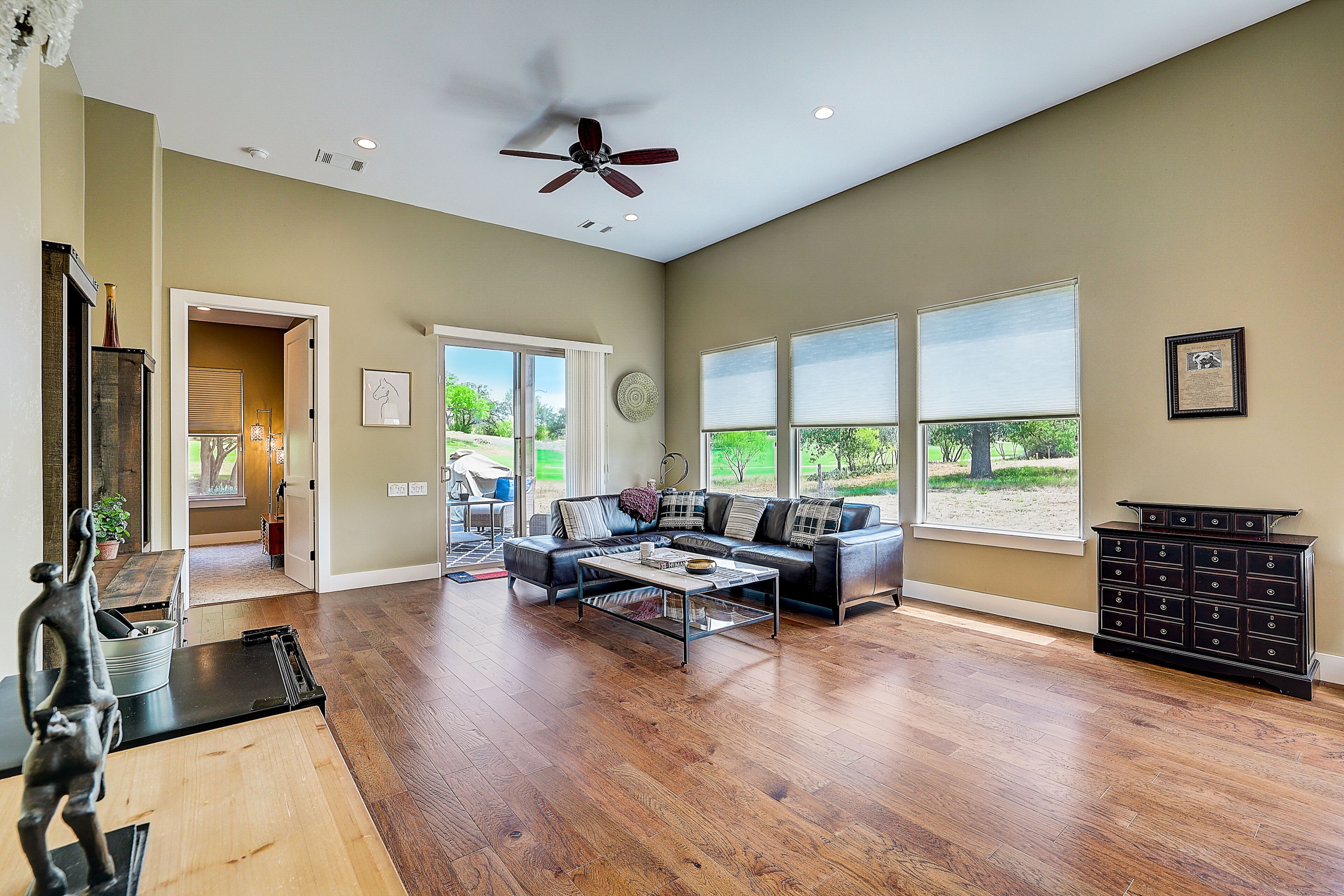 Upscale country getaway with private hot tub, game room, & beautiful views