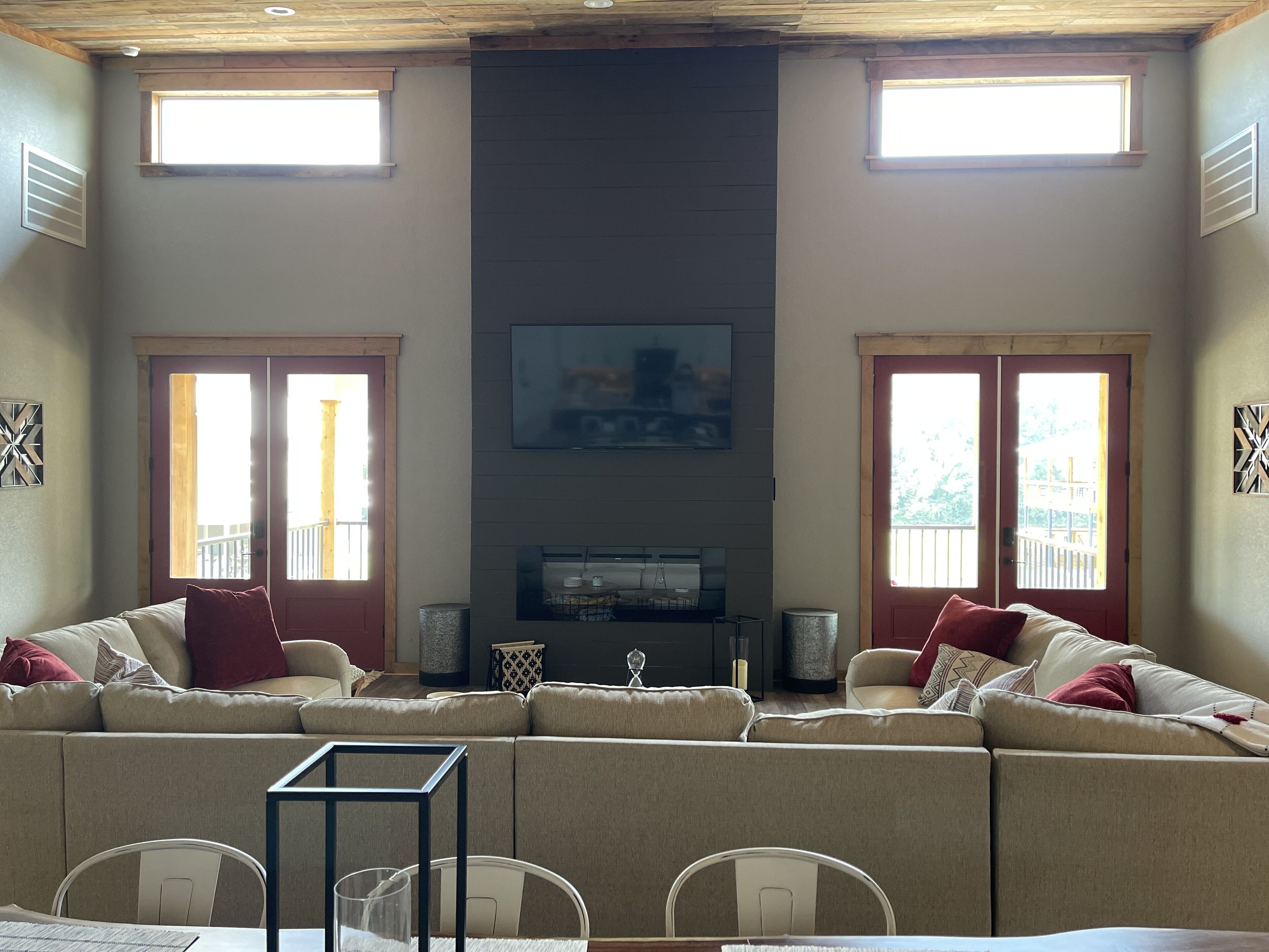 ON THE ROCKS is the place to be!!! A new spacious cabin & fully stocked! 