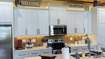 Frigorífic, microones, forn i placa de cuina