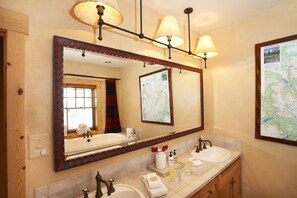 Combined shower/bathtub, hair dryer, towels