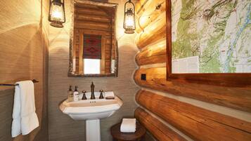 Combined shower/tub, hair dryer, towels