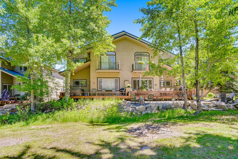 Golf Getaway Near Town W/ Private Hot Tub, Gas Grill, Free WiFi & More!