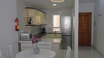 Frigorífico, microondas, horno y cafetera o tetera