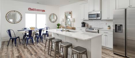 Refrigerador, microondas, horno, placa de cocina