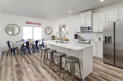 Brand New - Southside Chattanooga Luxury Getaway Views of Lookout Mountain