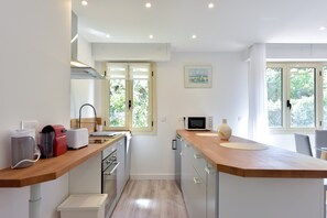 Kühlschrank, Mikrowelle, Ofen, Herdplatte