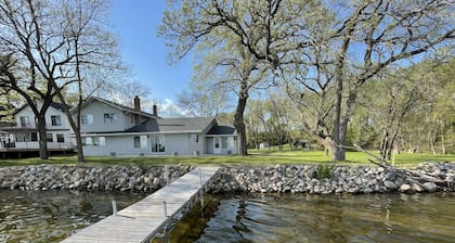 Breathtaking! 4BR/3BA Cabin - 30ft from lakeshore on Alexandria Chain of Lakes