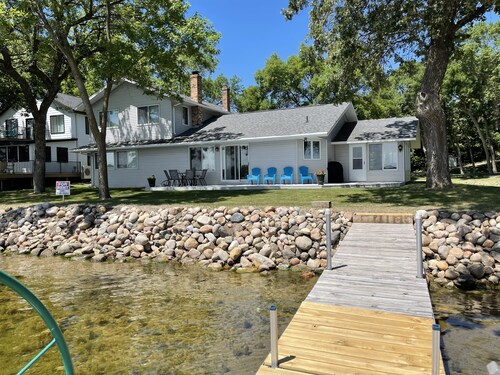 Breathtaking!  4BR/3BA Cabin - 30ft from lakeshore on Alexandria Chain of Lakes 