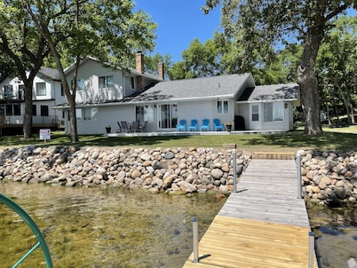Breathtaking! 4BR/3BA Cabin - 30ft from lakeshore on Alexandria Chain of Lakes