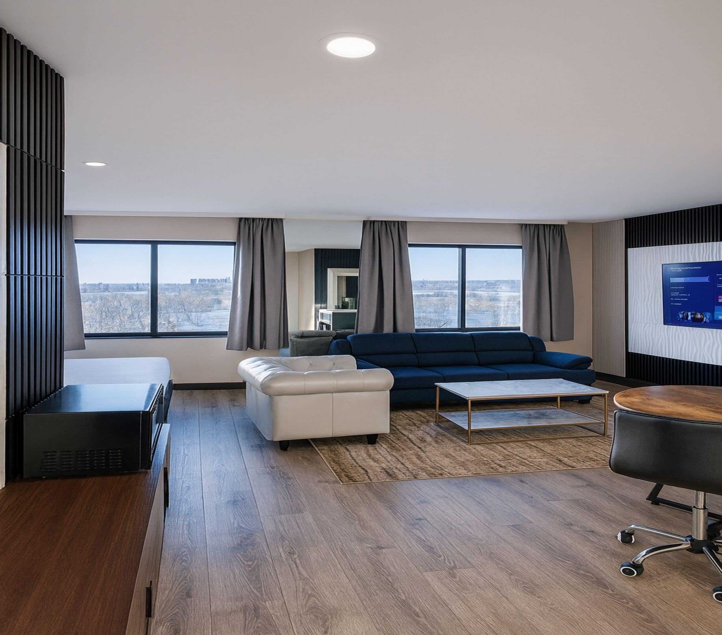 Suite presidencial | Área de sala de estar | Televisión LED de 63 pulgadas con canales digitales, Netflix y Hulu 