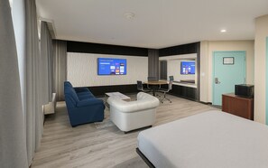Presidential Suite | Desk, laptop workspace, soundproofing, iron/ironing board - Hotel Pergola JFK Airport (Hollis)
