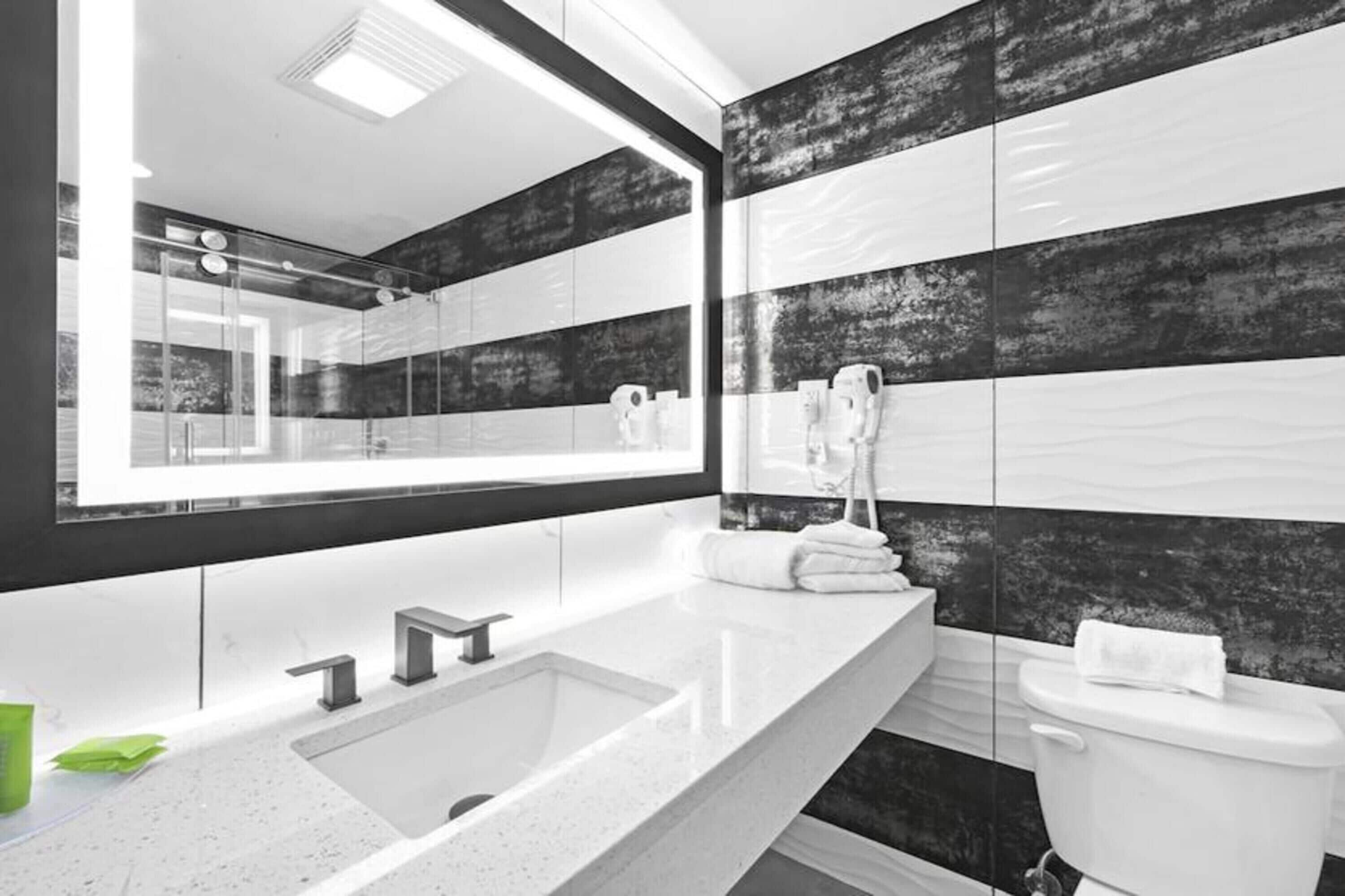 奢華套房 | 浴室 | 淋浴花灑、免費盥洗用品、吹風機、毛巾