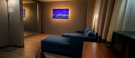 Luxe suite | Een bureau, een laptopwerkplek, geluiddichte muren