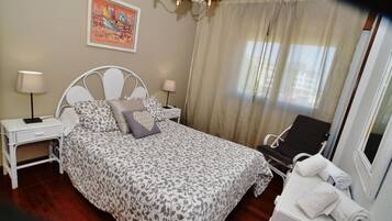 2 bedrooms, iron/ironing board, bed sheets