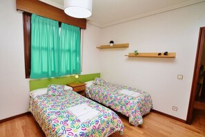 3 bedrooms, iron/ironing board, bed sheets