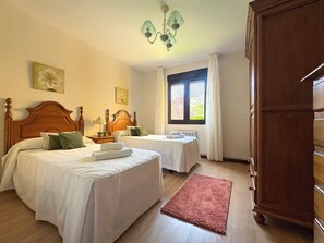 2 habitaciones, tabla de planchar con plancha, wifi y ropa de cama 