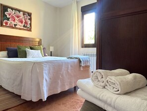 2 bedrooms, iron/ironing board, WiFi, bed sheets