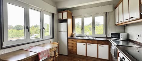Réfrigérateur, four à micro-ondes, un four, surface de cuisson