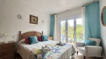 3 bedrooms, iron/ironing board, free WiFi, bed sheets