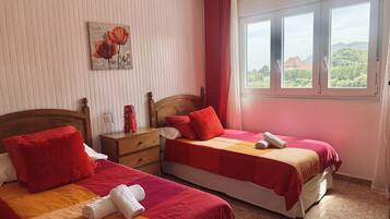 3 slaapkamers, een strijkplank/strijkijzer, gratis wifi, beddengoed