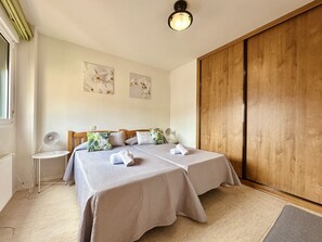 2 chambres, fer et planche à repasser, draps fournis