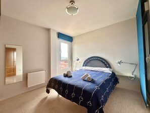 2 chambres, fer et planche à repasser, literie fournie