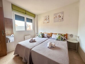 2 soverom, strykejern/-brett og sengetøy