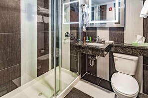 Shower, towels - Umbrella Hotel Brooklyn (Brooklyn)