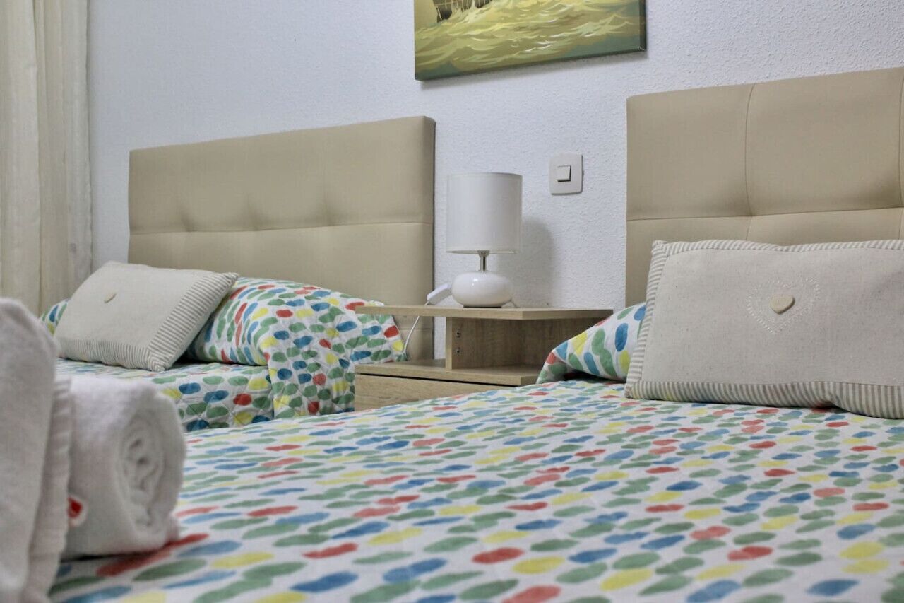 3 dormitorios, tabla de planchar con plancha, ropa de cama
