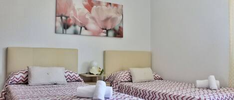 3 soverom, strykejern/-brett og sengetøy