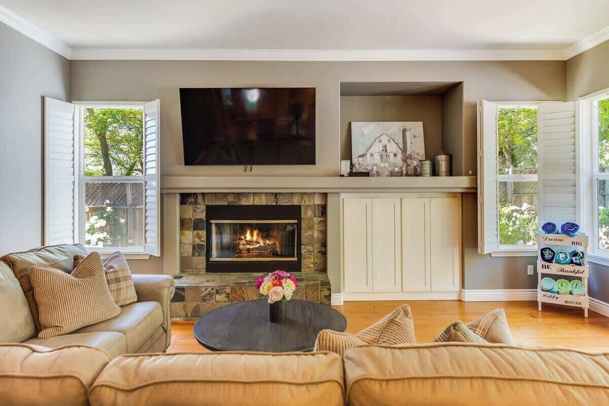 Smart TV, fireplace, offices