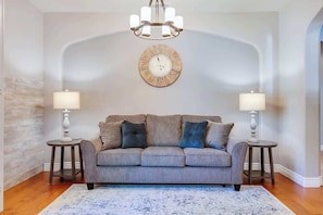 Smart TV, fireplace, offices - Wine Country Harvest Vacation Home (Santa Rosa)