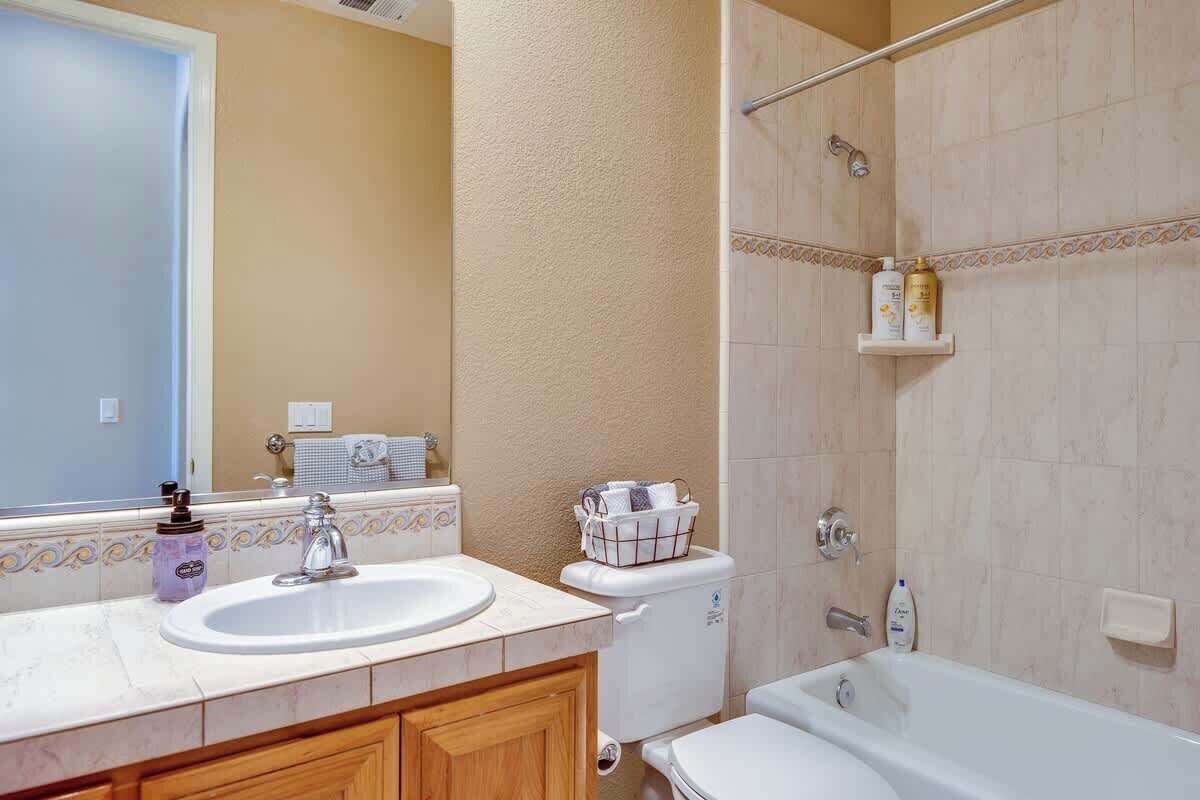 Ein Badezimmer mit Waschbecken, Toilette und Badewanne.