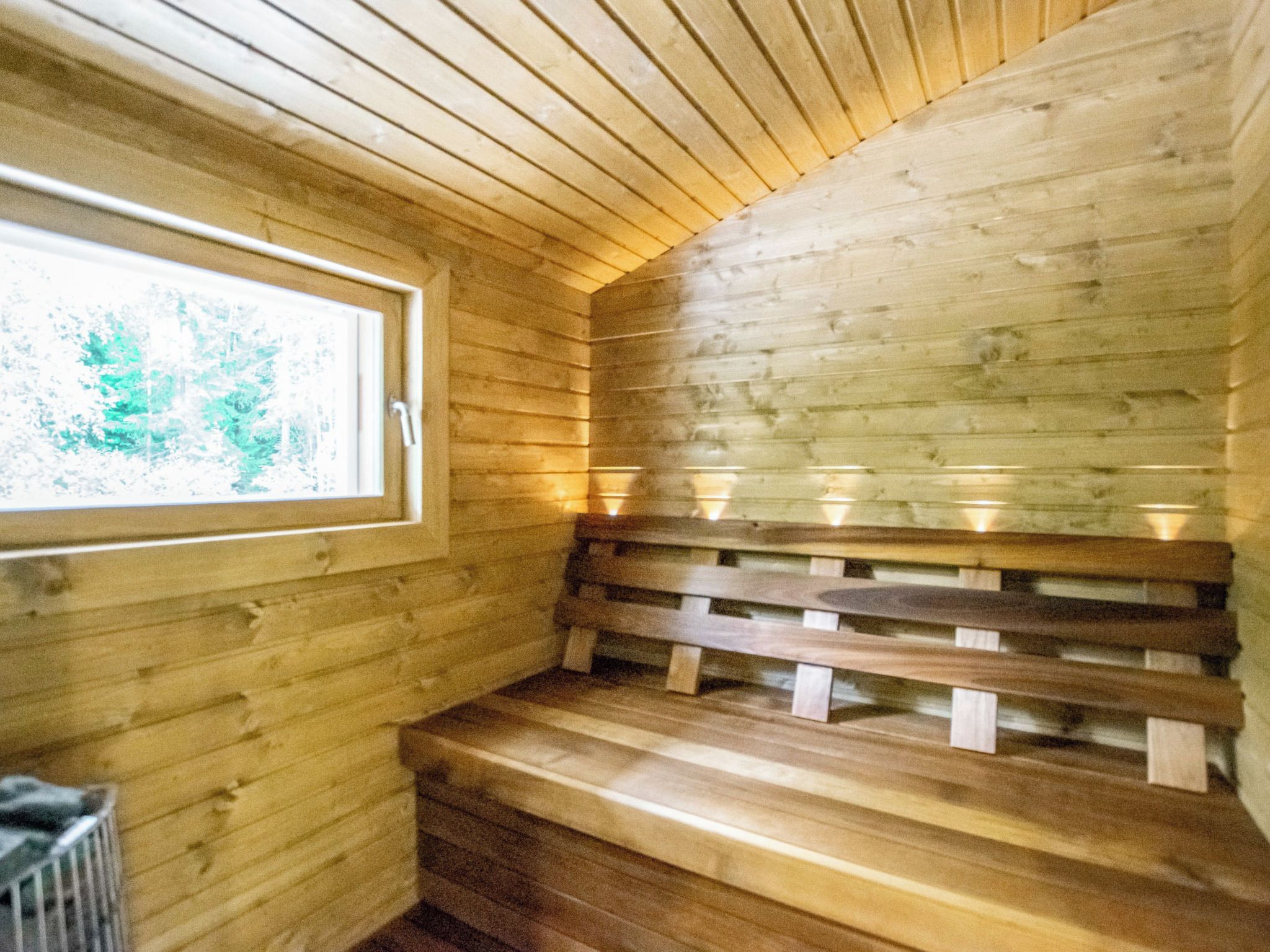 Puisesta laudelavasta ja ikkunasta koostuva sauna.