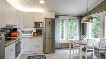 Geladeira, micro-ondas, lava-louças, cadeirĂŁo de bebĂȘ