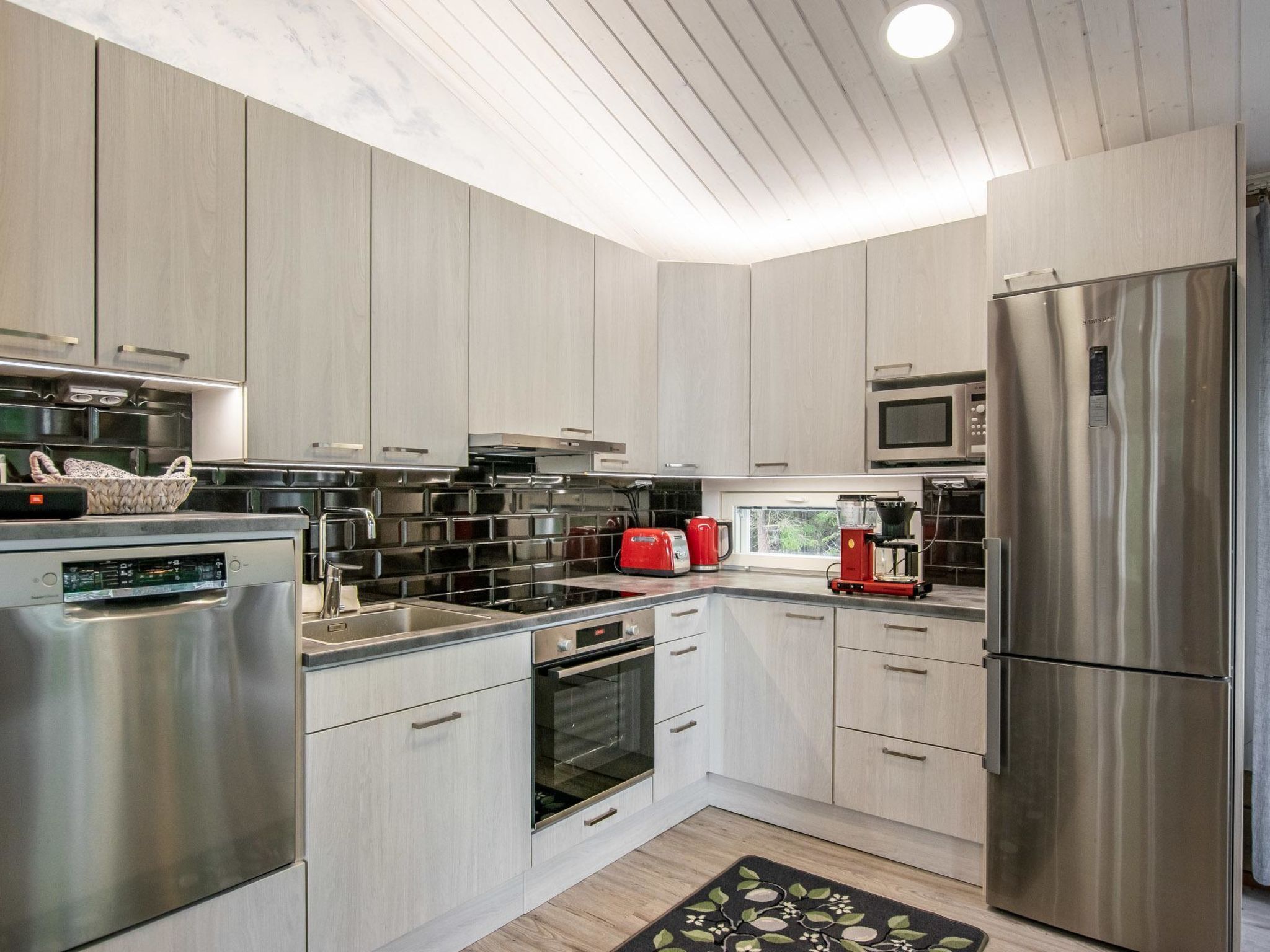 Kühlschrank, Mikrowelle, Geschirrspüler, Hochstuhl