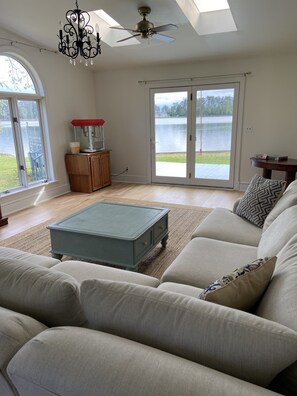 Smart TV, DVD player, books, video library - Waterfront Getaway • Calm Cove • Dock, Kayaks & Fire Pit  • Boaters Paradise (White Stone)