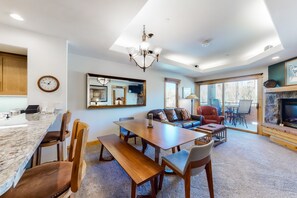 Televisión, chimenea, reproductor de DVD y libros 