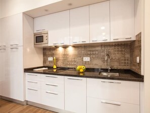 Réfrigérateur, micro-ondes, lave-vaisselle, cafetière/bouilloire