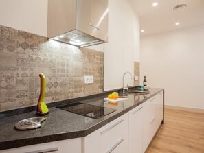 Réfrigérateur, micro-ondes, lave-vaisselle, cafetière/bouilloire