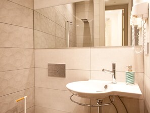 Dusche, Haartrockner, Handtücher